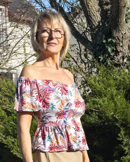 Top Yasmine femme imprimé fleuri multicolore, encolure épaules dégagées, vue de face – patron Kandix