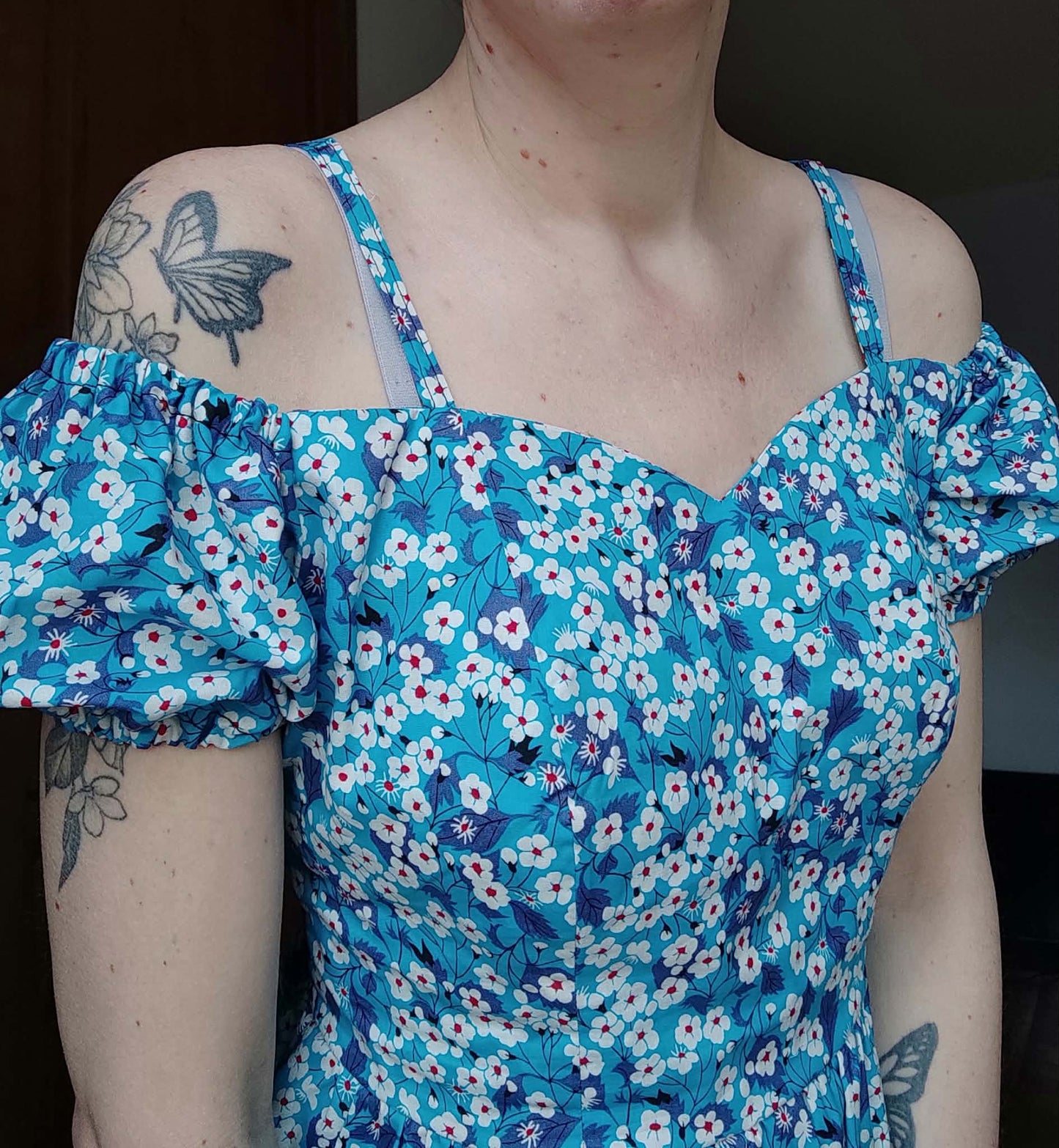 Détail du top Yasmine femme imprimé fleuri multicolore, encolure et manches froncées – patron Kandix