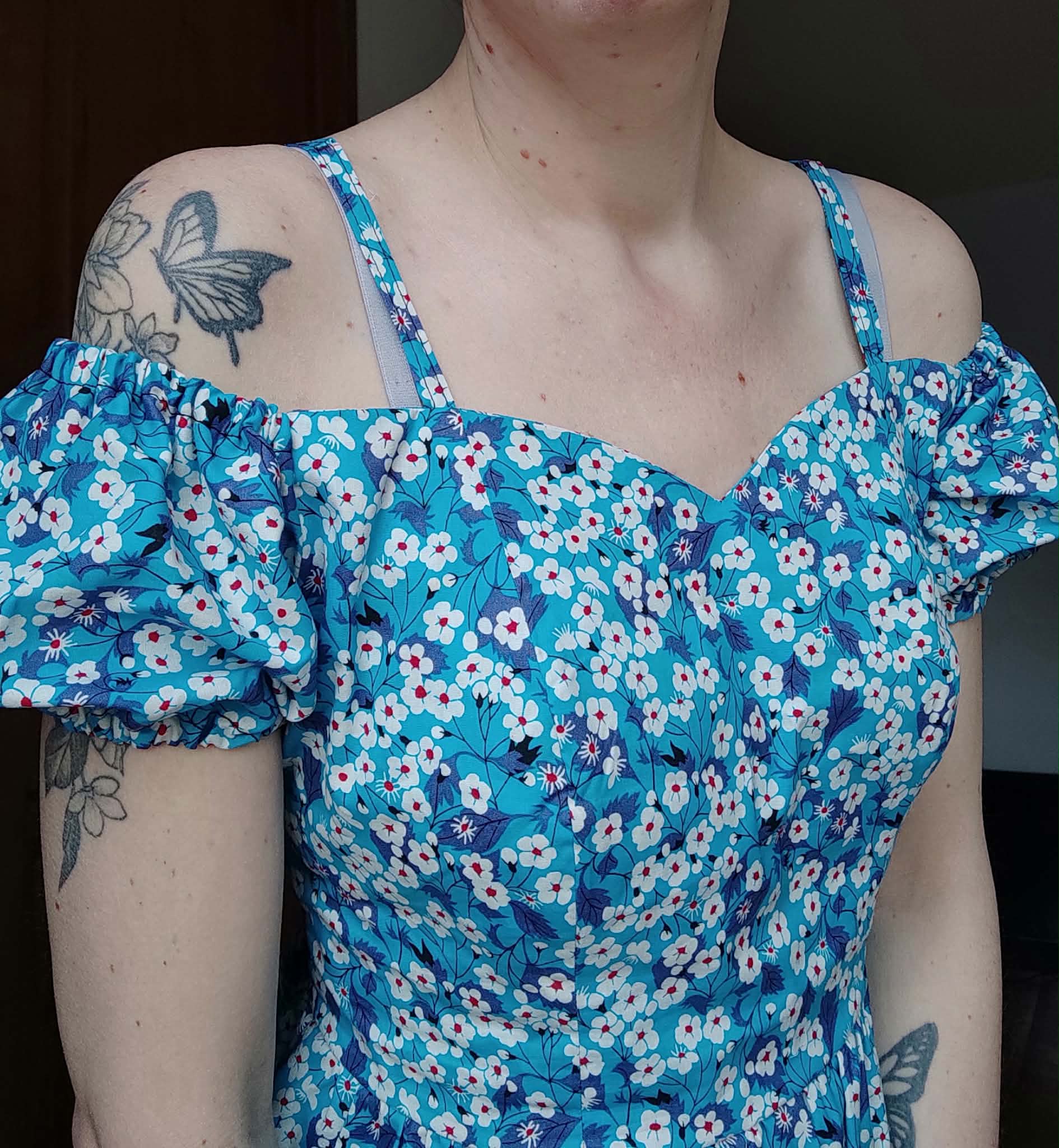 Détail du top Yasmine femme imprimé fleuri multicolore, encolure et manches froncées – patron Kandix