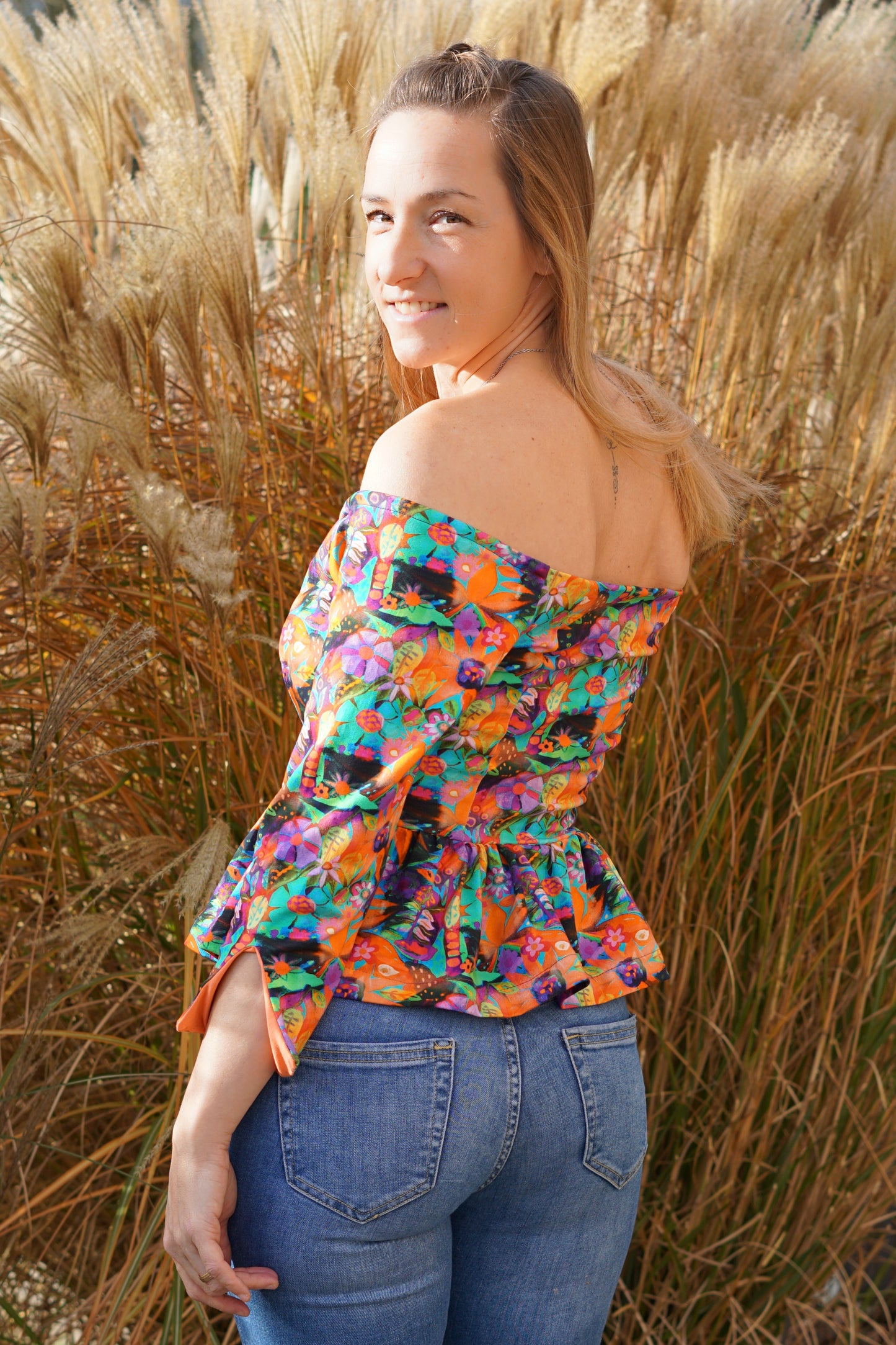 Top Yasmine femme imprimé fleuri multicolore, porté en extérieur, vue de dos – patron Kandix