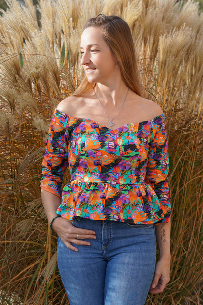 Top Yasmine femme imprimé fleuri multicolore, porté en extérieur, vue de face – patron Kandix