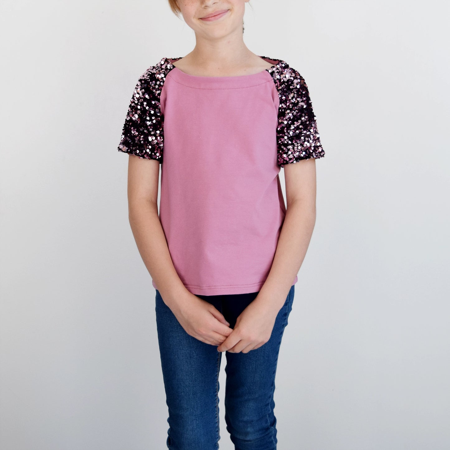 T-shirt raglan enfant rose avec manches courtes à sequins – patron de couture TAO de Kandix