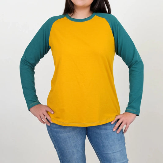 T-shirt raglan femme TAO vu de face, col rond, manches longues vert canard et devant moutarde – patron de couture TAO de Kandix