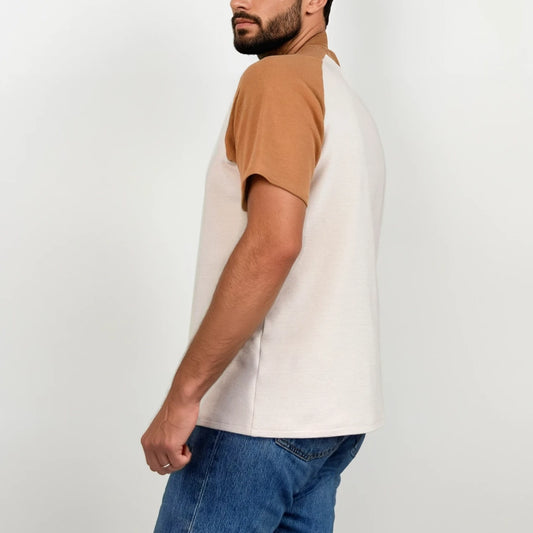 T-shirt raglan homme vu de profil, en jersey bicolore beige et camel – patron de couture TAO de Kandix