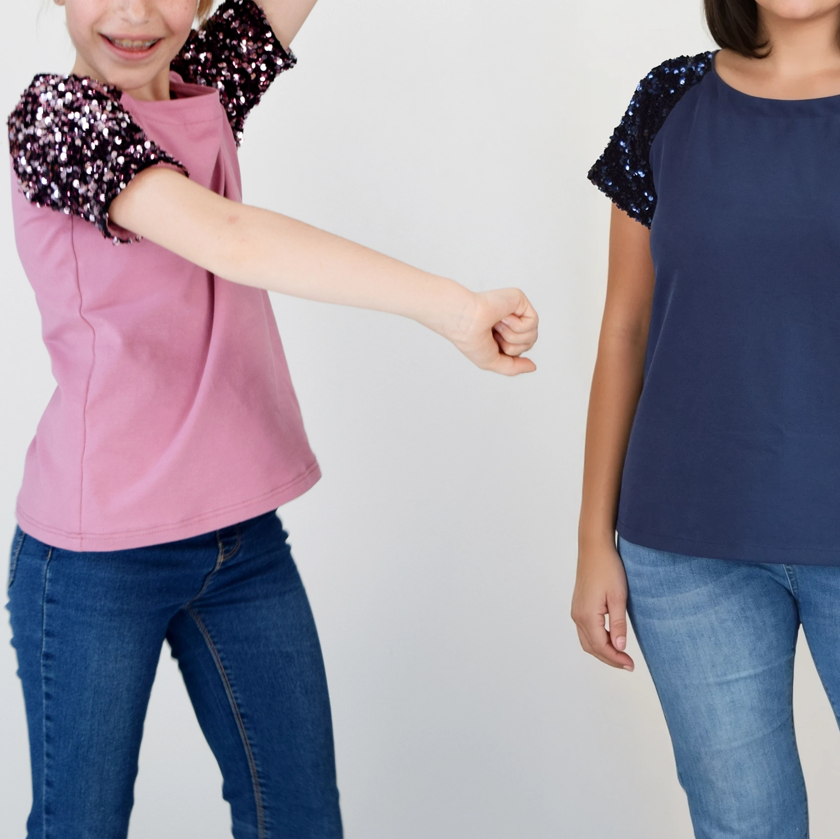 T-shirts mère-fille assortis avec manches à sequins des patrons TAO femme et enfant – patron de couture TAO de Kandix